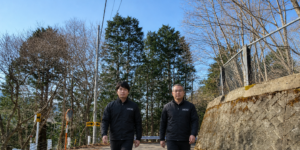 青木湖の道路を歩く二人の男性画像