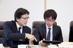 指導してる上司と部下の画像