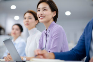 会議に参加する女性の画像