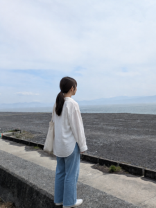 海を見つめる女性の画像