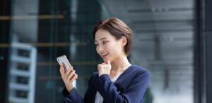 スマホを見てる女性の画像